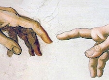 Detail van Michelangelo's beroemde fresco waarop handen de schepping van de mens uitbeelden