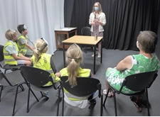 Kinderen luisteren naar een ervaringsdeskundige bij XiNiX (foto: basisschool De Wassenaard Varsenare)