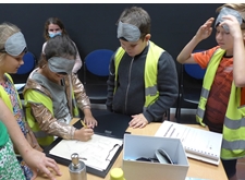 Kinderen op ontdekking, met blinddoekjes