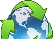 De aarde met recyclagepijlen eromheen