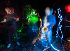 Foto van vier deelnemers aan de workshop 'Echo's in het licht', gemaakt met de techniek van 'lightpainting' (copyright Hilde Braet)