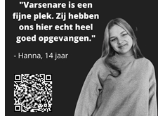 Hanna met quote: “Varsenare is een fijne plek. Zij hebben ons hier echt heel goed opgevangen” en QR-code naar het donatieformulier