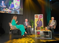 Hanne Decoutere, Herman Van Rompuy, Mei Lan Ng en Jan de Smedt, in gesprek op het feestpodium van Licht en Liefde in Flanders Expo