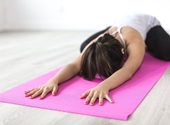 Vrouw beoefent yoga op een matje