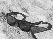 Zonnebril op het strand