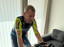 Cliff op zijn spinningfiets